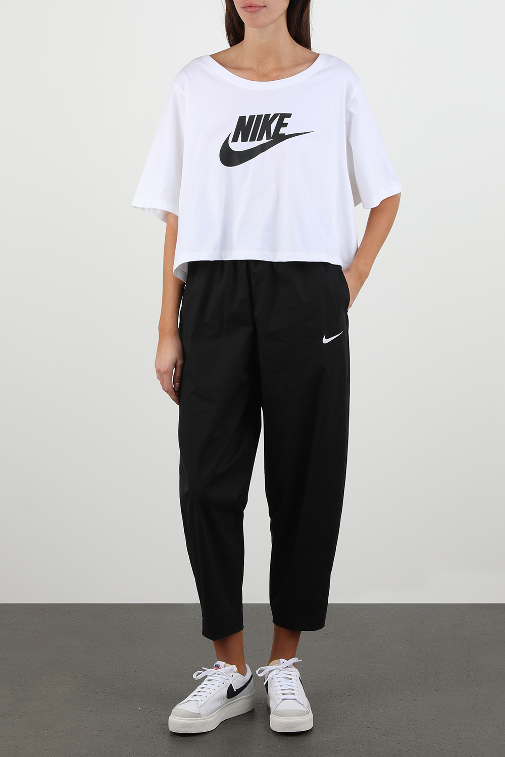 חולצת טי קצרה עם לוגו בגוון לבן